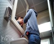 Девушка с волосатой писей в туалете испражняется